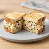 Sandwich de Ensalada Rusa con Pollo