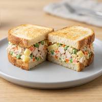 Sandwich de Ensalada Rusa con Pollo
