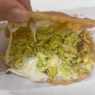GORDA HUEVO SALSA VERDE